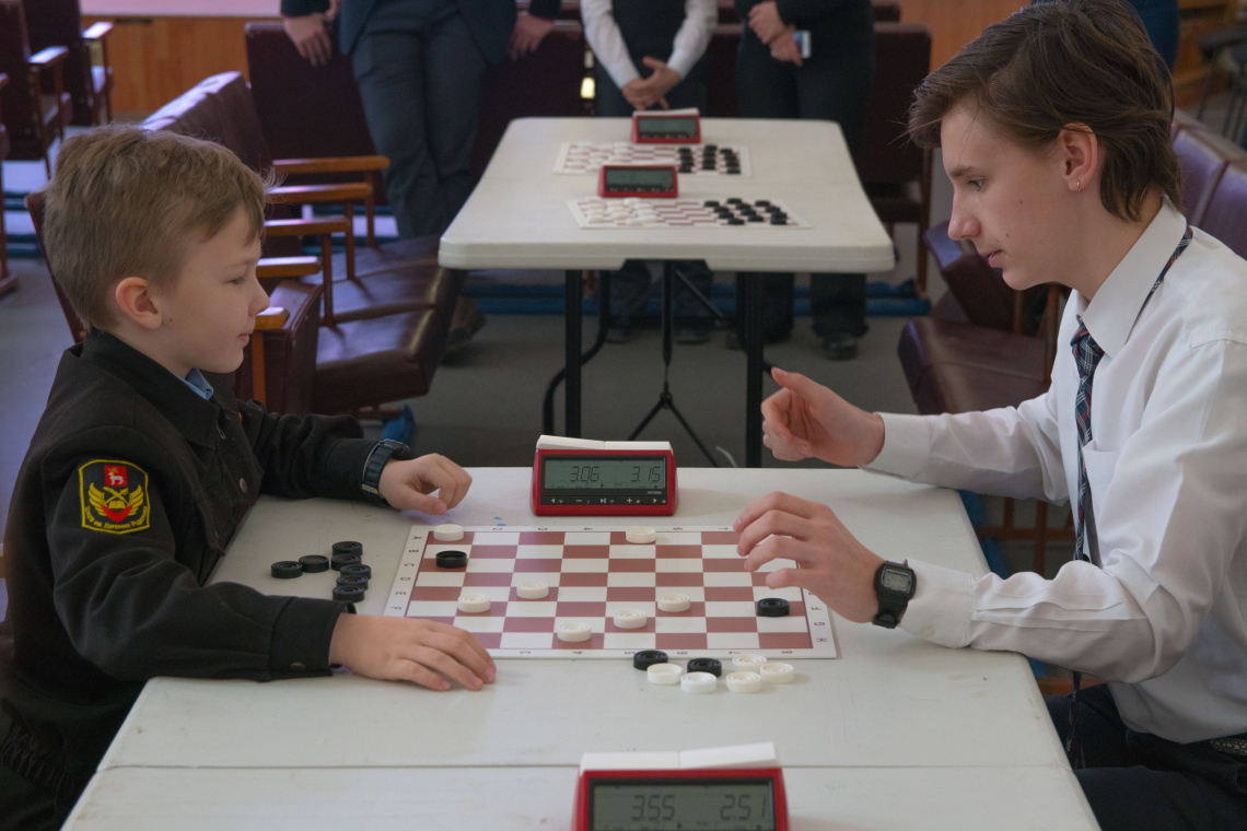Юные шашисты ЯО встретились на межмуниципальном турнире «Шашечный всеобуч»