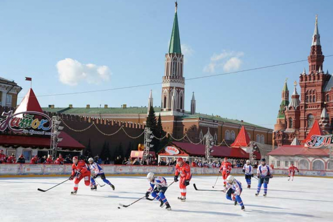Миронов и ветераны «Локомотива» сыграли с юношеской командой на Красной площади в Москве