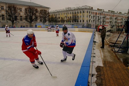 На Советской площади Ярославля продолжается турнир «Студеный лед»