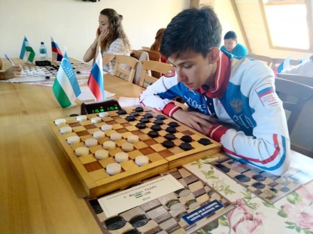 «Жить по графику скучно»: история гения-инвалида, который стал чемпионом мира по шашкам