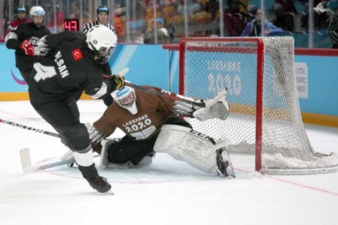 Ярославский хоккеист в составе интернациональной сборной начал с поражения