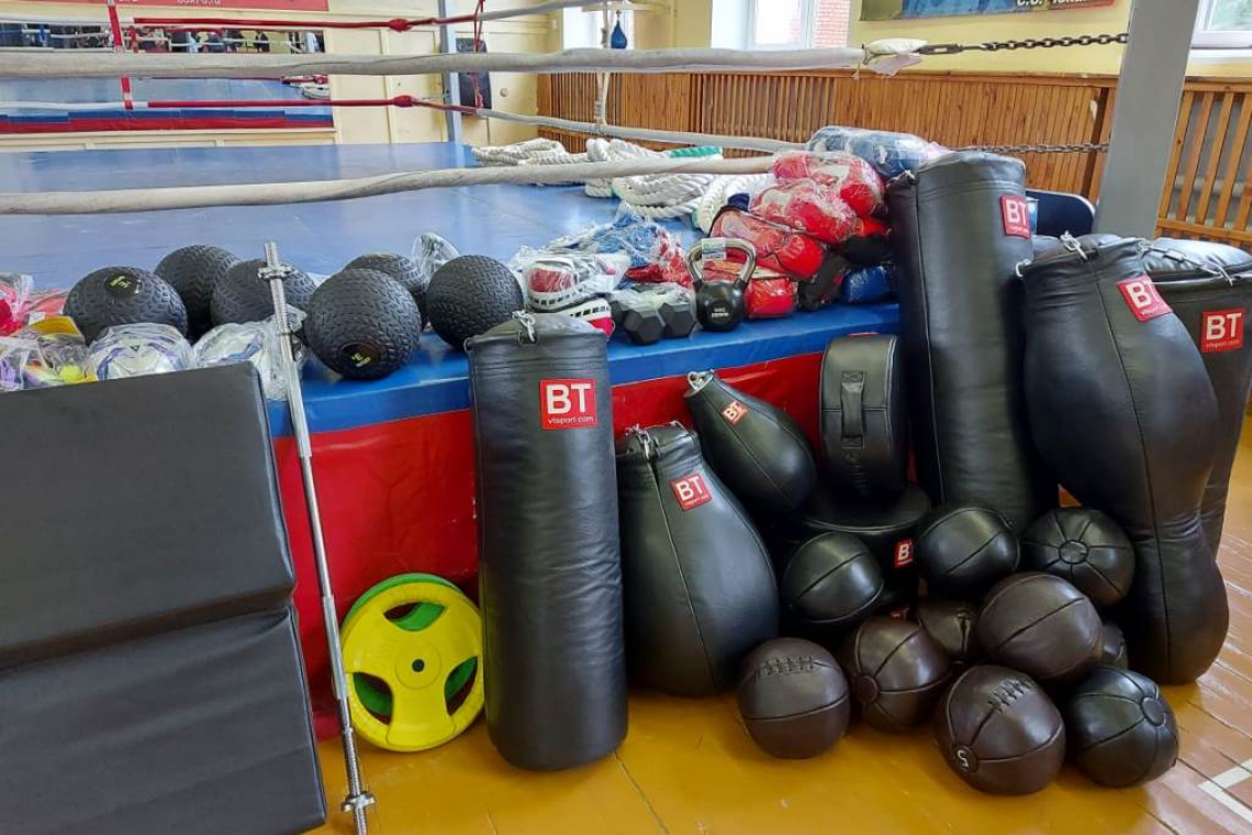 Спортинвентарь на сумму более миллиона рублей передан боксерским залам региона