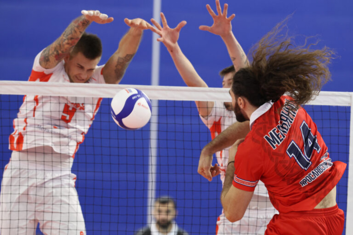 Проиграли дома лидеру