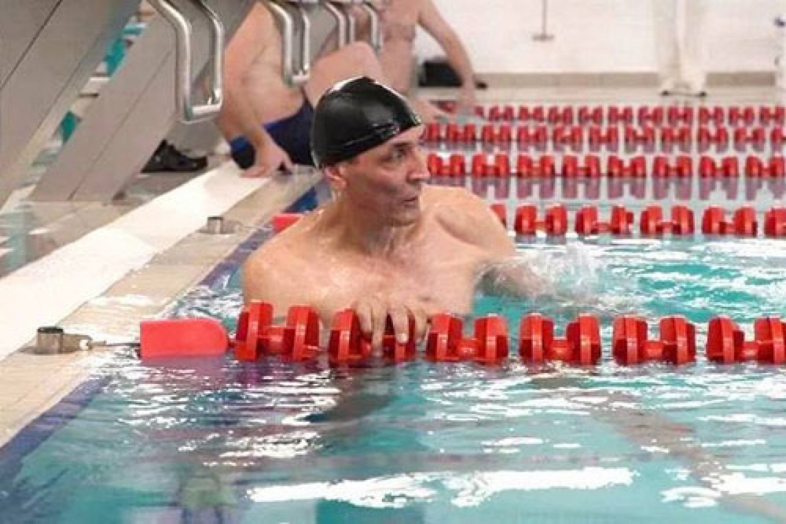 Ветераны соревновались на голубых дорожках