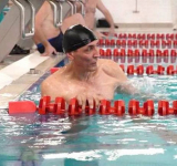 Ветераны соревновались на голубых дорожках