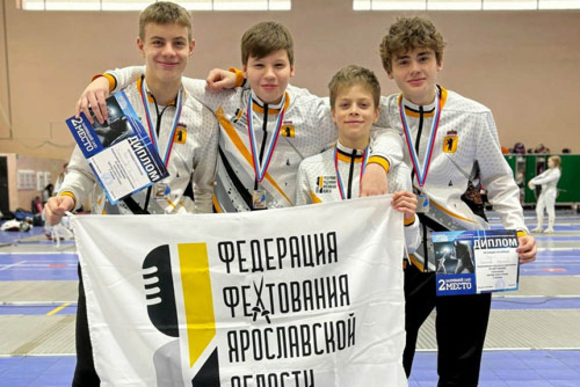 Рапиристы с серебряными медалями