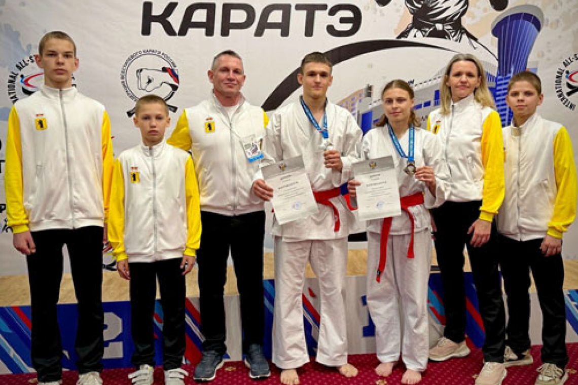  Каратисты с медалями