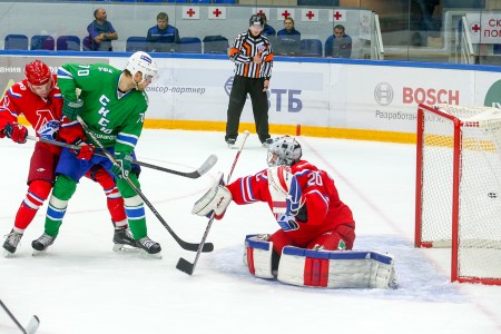 "Молодежка" выигрывает, основа вне тройки