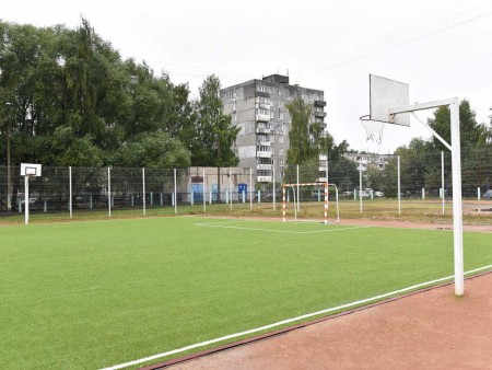 В заволжских школах появились новые футбольные поля