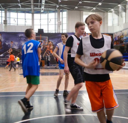 Ярославские школьники выявили сильнейшего в соревнованиях по стритболу